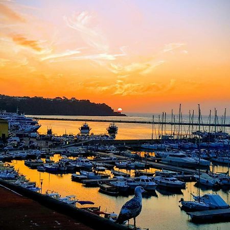 Casa Vacanze"Il Tramonto" Прочида Екстериор снимка